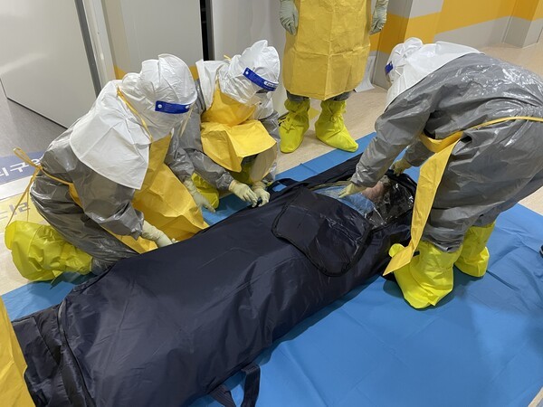 사진='신종감염병 대응 모의실행훈련' 실습 현장.