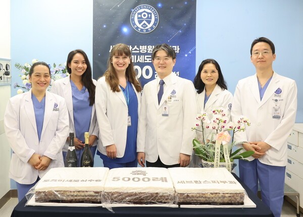 사진=세브란스병원 피부과 피부암클리닉 의료진과 외국인 연수생들이 함께 기념사진을 촬영하고 있다.