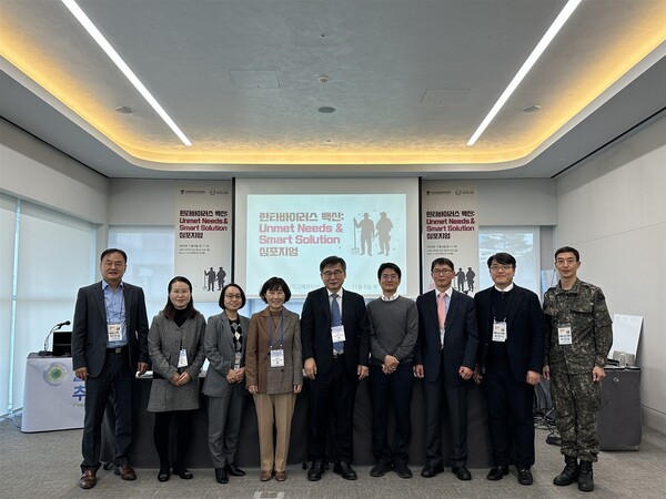 사진=고려대 의대 백신혁신센터가 지난 6일(목) 한타바이러스 백신 개발 심포지엄을 개최하여 기념 단체사진을 촬영하고 있다.