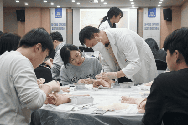 사진=외과계 전담간호사 교육, 피부 봉합·매듭 술기 실습을 하는 모습.