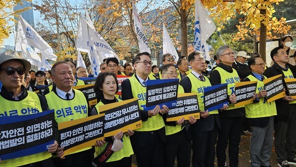 16일 서울 여의도 국회 앞에서 열린 '전국의사 대표자 궐기대회'에서 의협 집행부와 시도의사회, 개원의계, 전문과 의사회 등 각 직역 대표자들이 성분명 처방·한방 엑스레이·검체검사 개편 중단을 촉구하고 있다. 사진=권연수.
