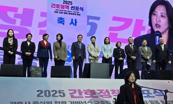 국회 보건복지위원회 여야 의원들이 간호정책 후속 추진 의지를 담아 축사를 전하고 있다.