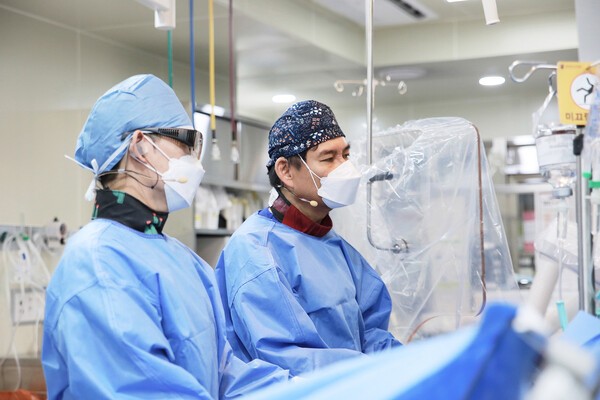 사진=고대구로병원 고난이도 중재시술 시연회 시술 장면.