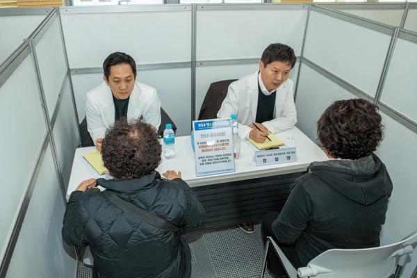 사진=정형외과 의료진이 환자와 상담을 진행하고 있다.