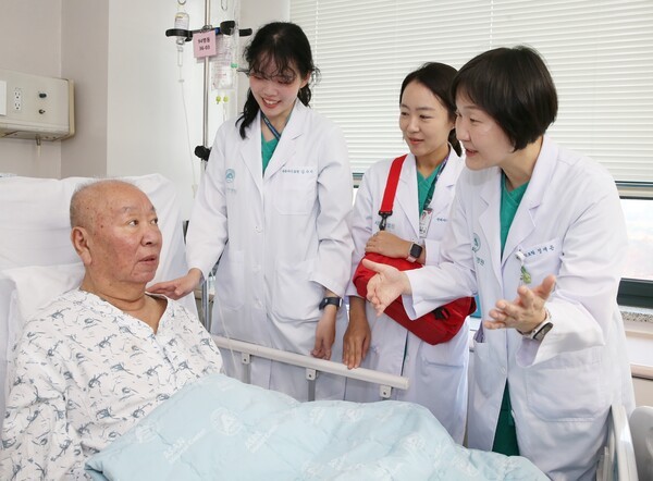 사진=서울아산병원 낙상대응팀이 낙상 환자에게 낙상 재발 방지 교육을 진행하고 있다.