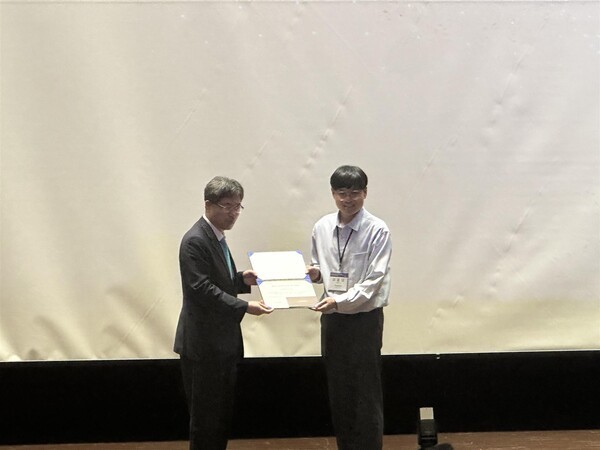 사진=암진료향상연구과 이충재 박사후연구원 수상사진.