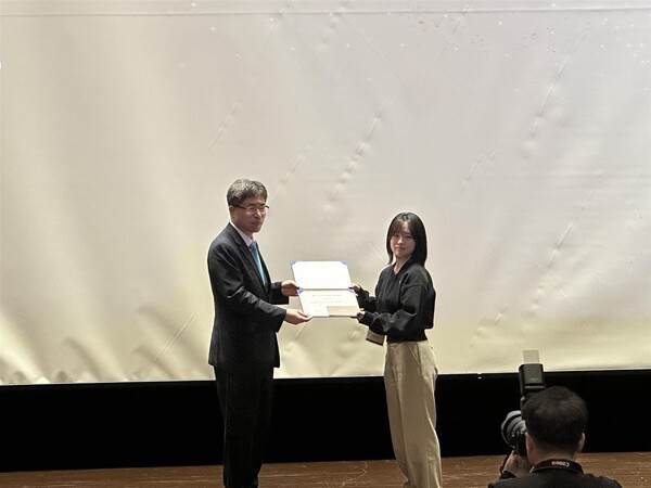 사진=표적치료연구과 허주비 연구원 수상사진.